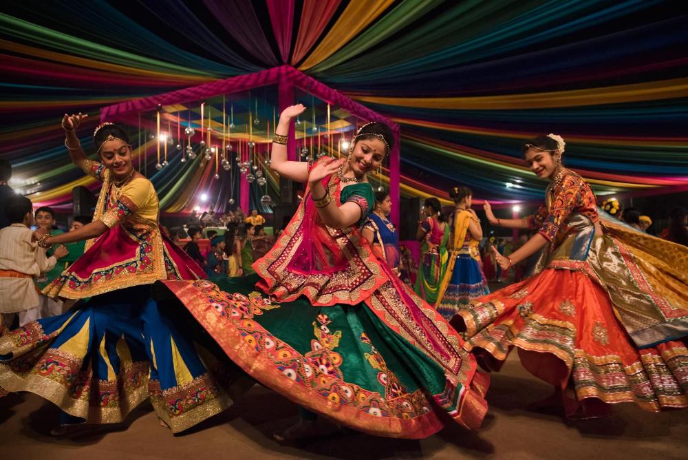 example of traditional dancing at garba!