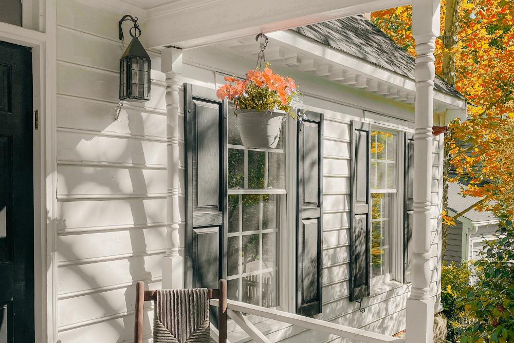 Front Porch of Cambridge House, 930 Jamestown Road