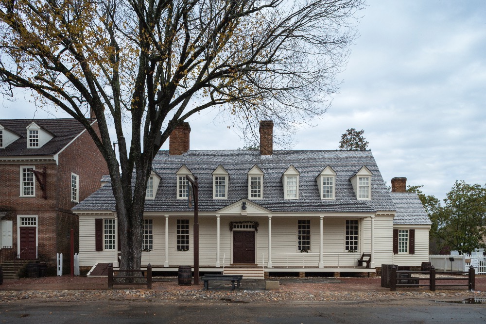 an image of the Raleigh Tavern and front porch in Colonial Williamsburg