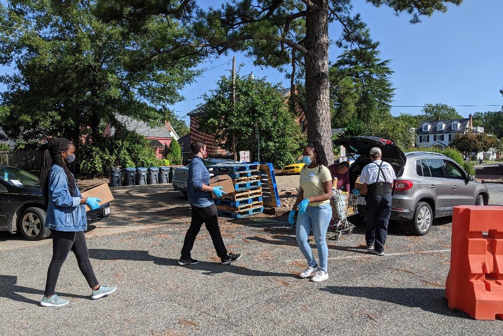 Williamsburg Engagement/WE students loading food into cars for those in need at the House of Mercy